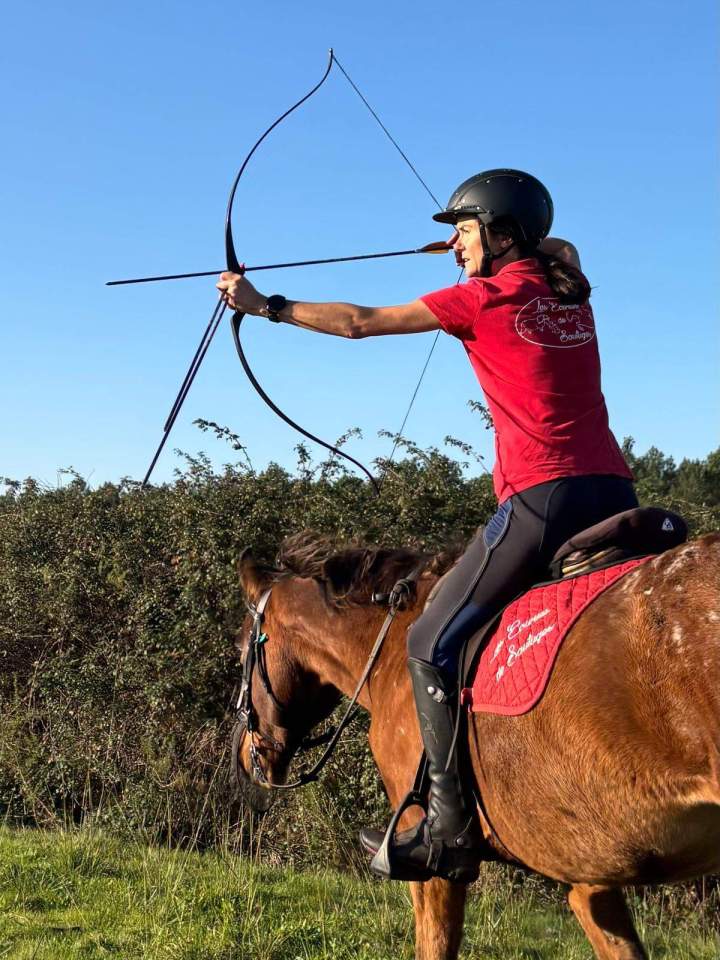 Apprenez à tirer à l'arc à cheval !